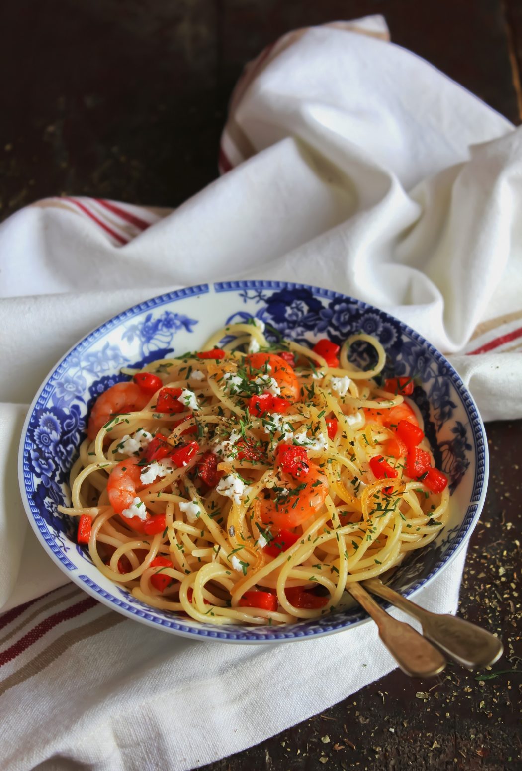 Spaghetti con gamberi pomodorini peperone e feta Caramel à la fleur de sel