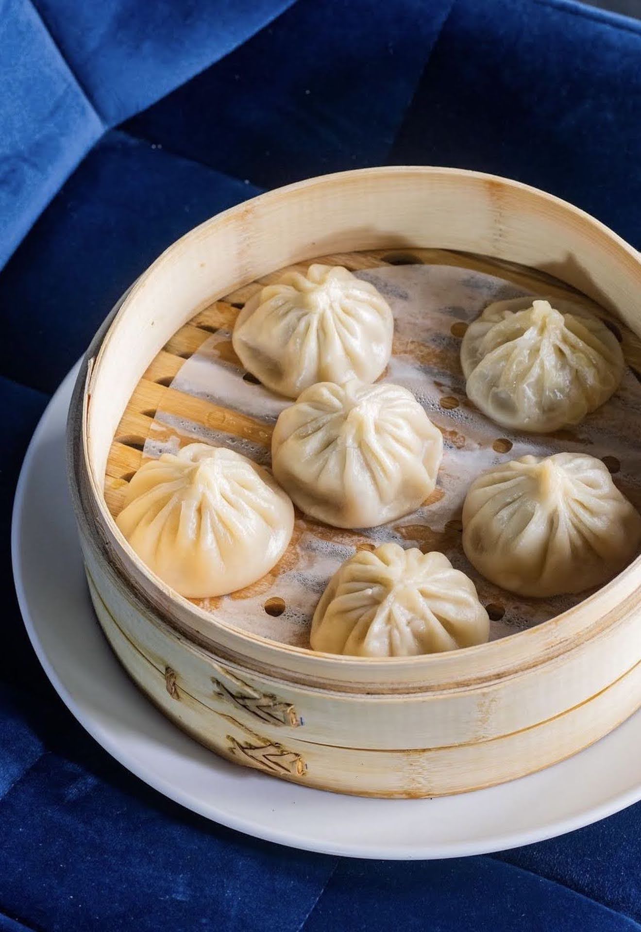 Come chiudere i ravioli cinesi al vapore Xiao Long Bao